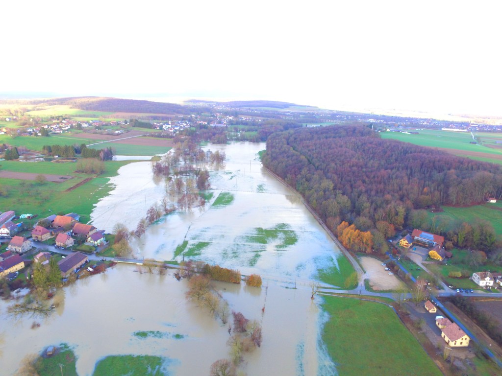 La Largue en crue à Altenach, la route abaissée joue son rôle d'optimisation des crues, le 18 janvier 2018